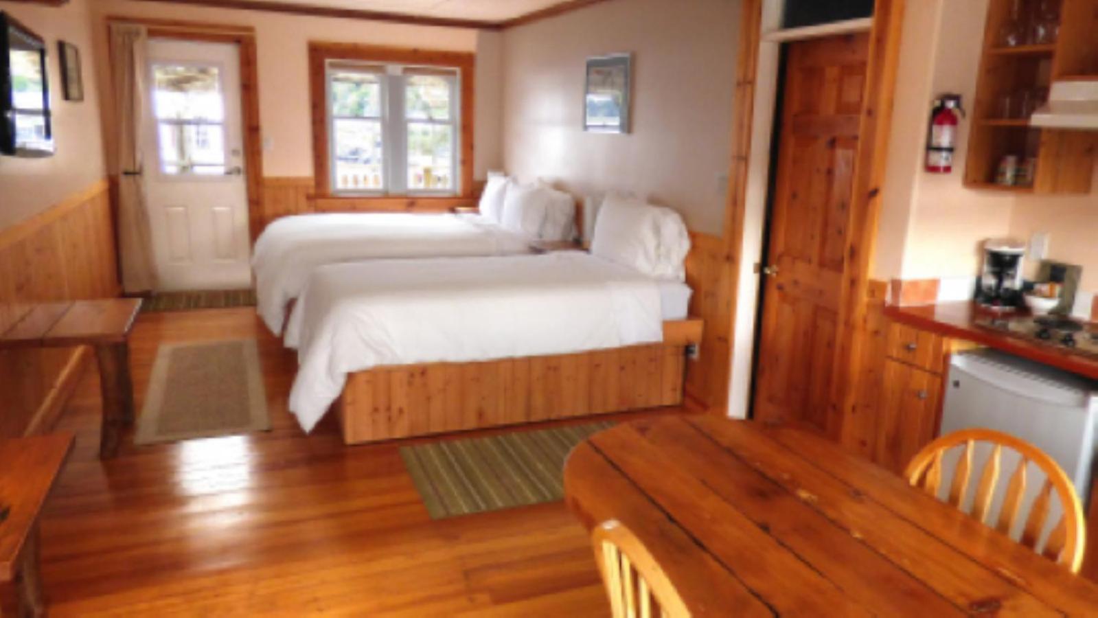 Seine Boat Inn Alert Bay ภายนอก รูปภาพ