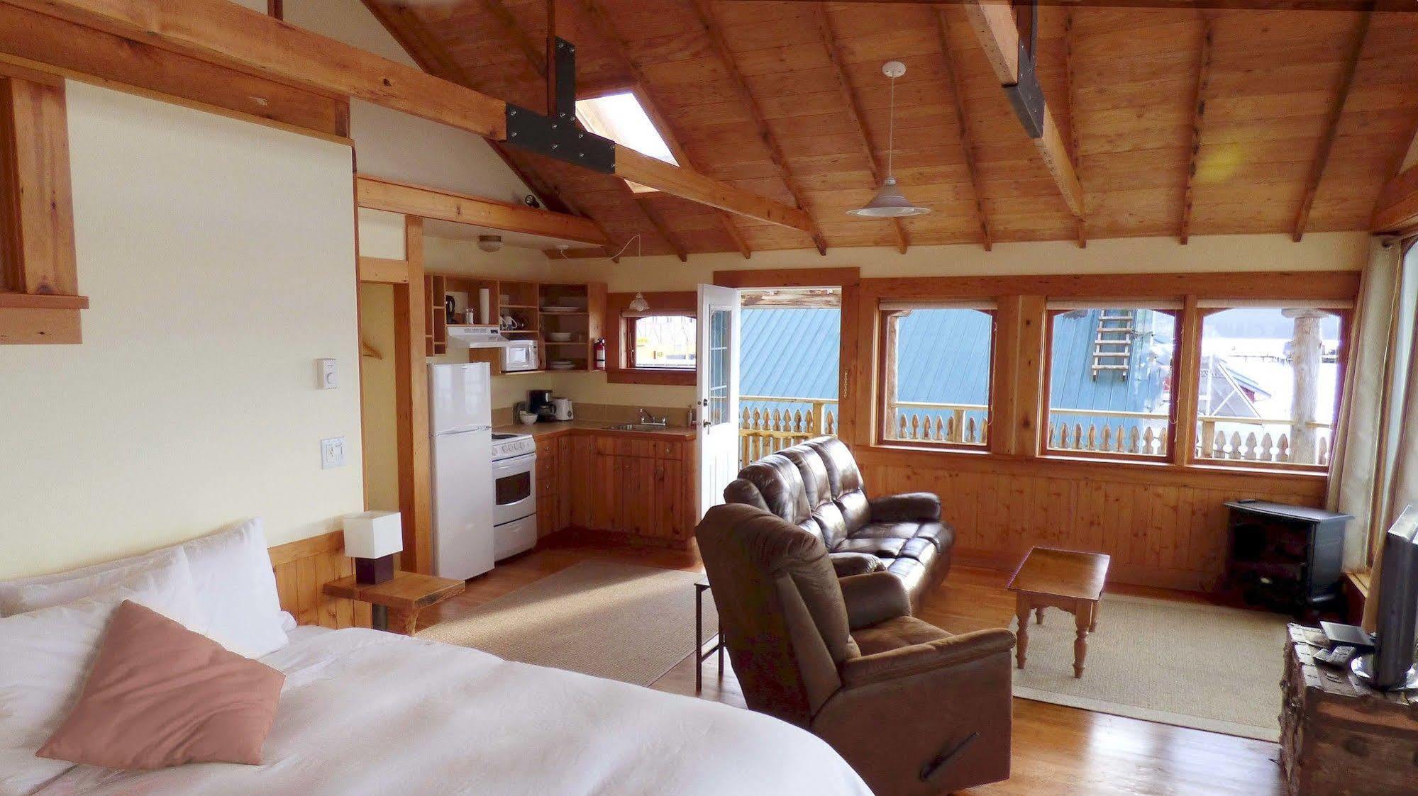 Seine Boat Inn Alert Bay ภายนอก รูปภาพ