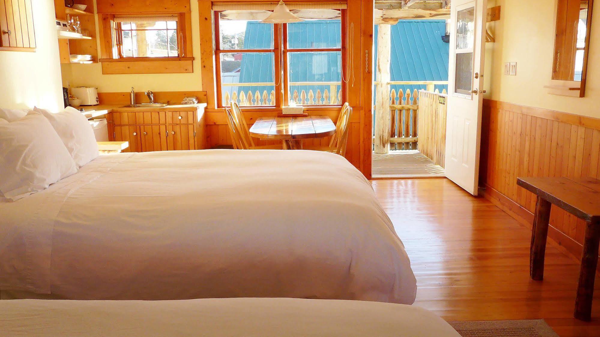 Seine Boat Inn Alert Bay ภายนอก รูปภาพ