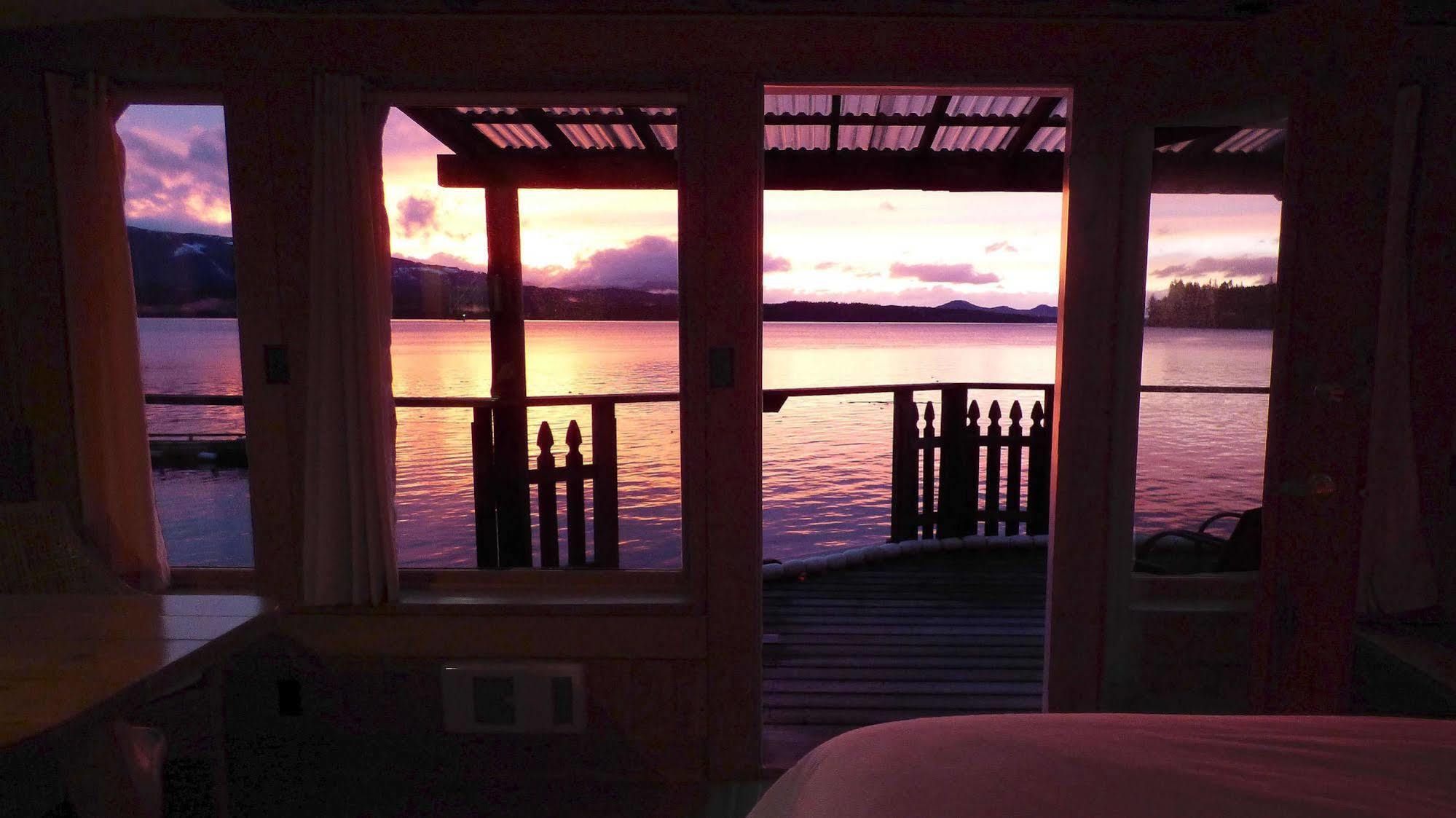 Seine Boat Inn Alert Bay ภายนอก รูปภาพ